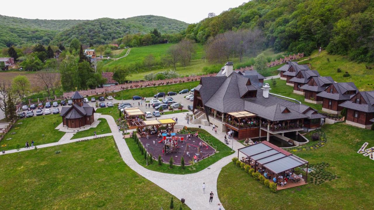 Etno Naselje Vrdnicka Kula Hotel Vrdnik Exterior photo