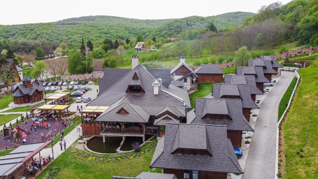 Etno Naselje Vrdnicka Kula Hotel Vrdnik Exterior photo