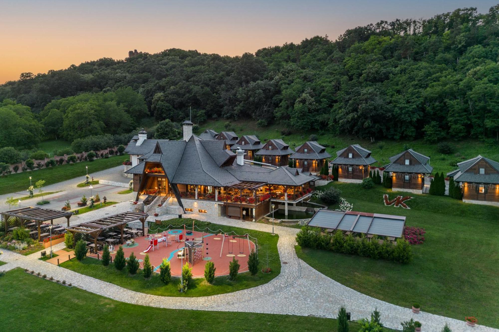 Etno Naselje Vrdnicka Kula Hotel Vrdnik Exterior photo