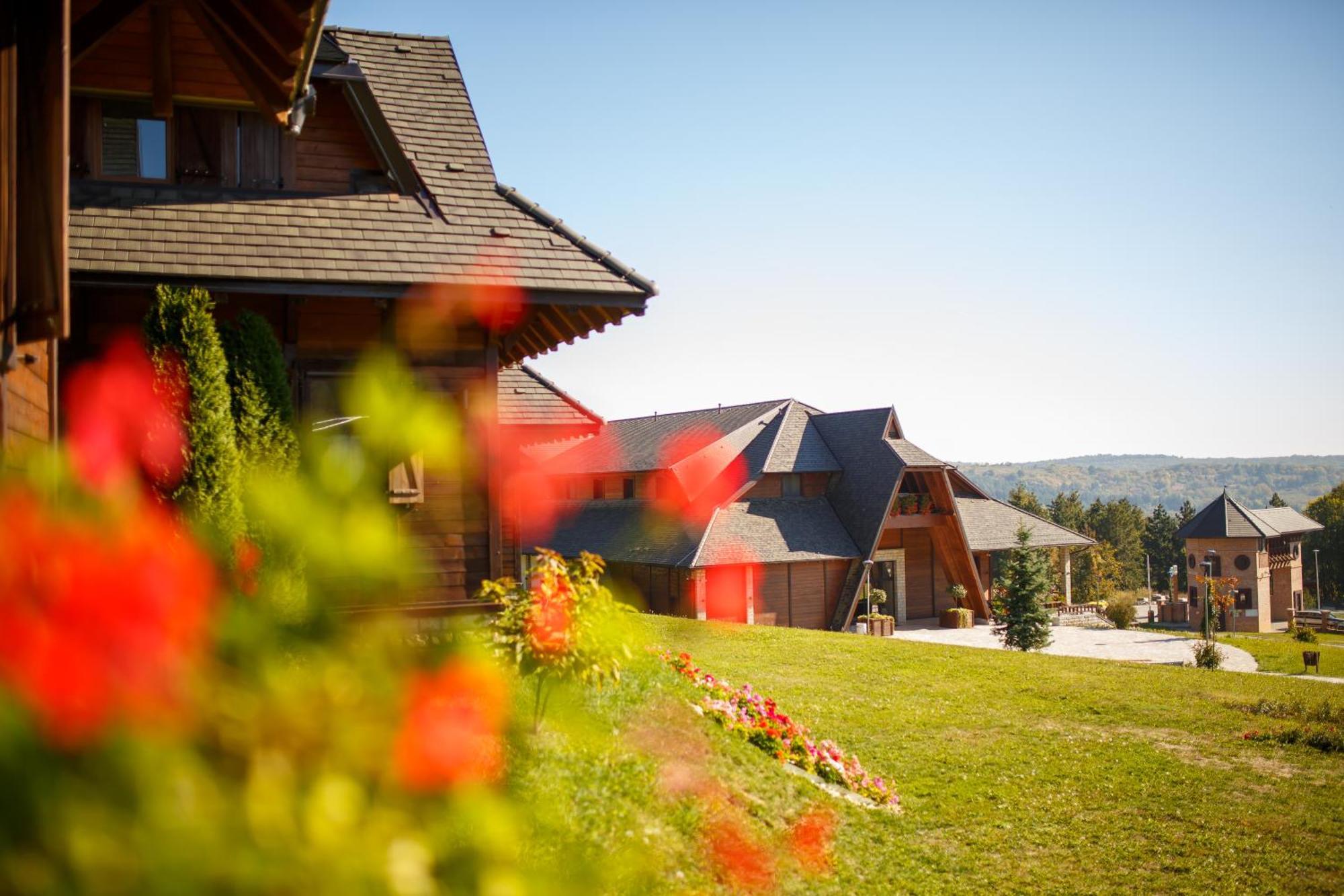 Etno Naselje Vrdnicka Kula Hotel Vrdnik Exterior photo